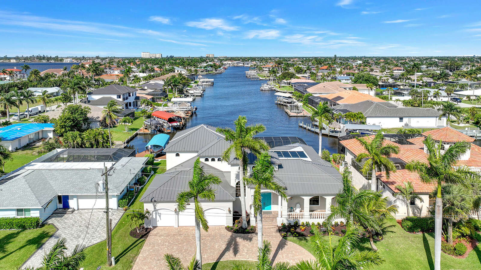 Luxurious waterfront vacation rental with boat dock in Cape Coral Luxurious waterfront vacation rental with boat dock in Cape Coral